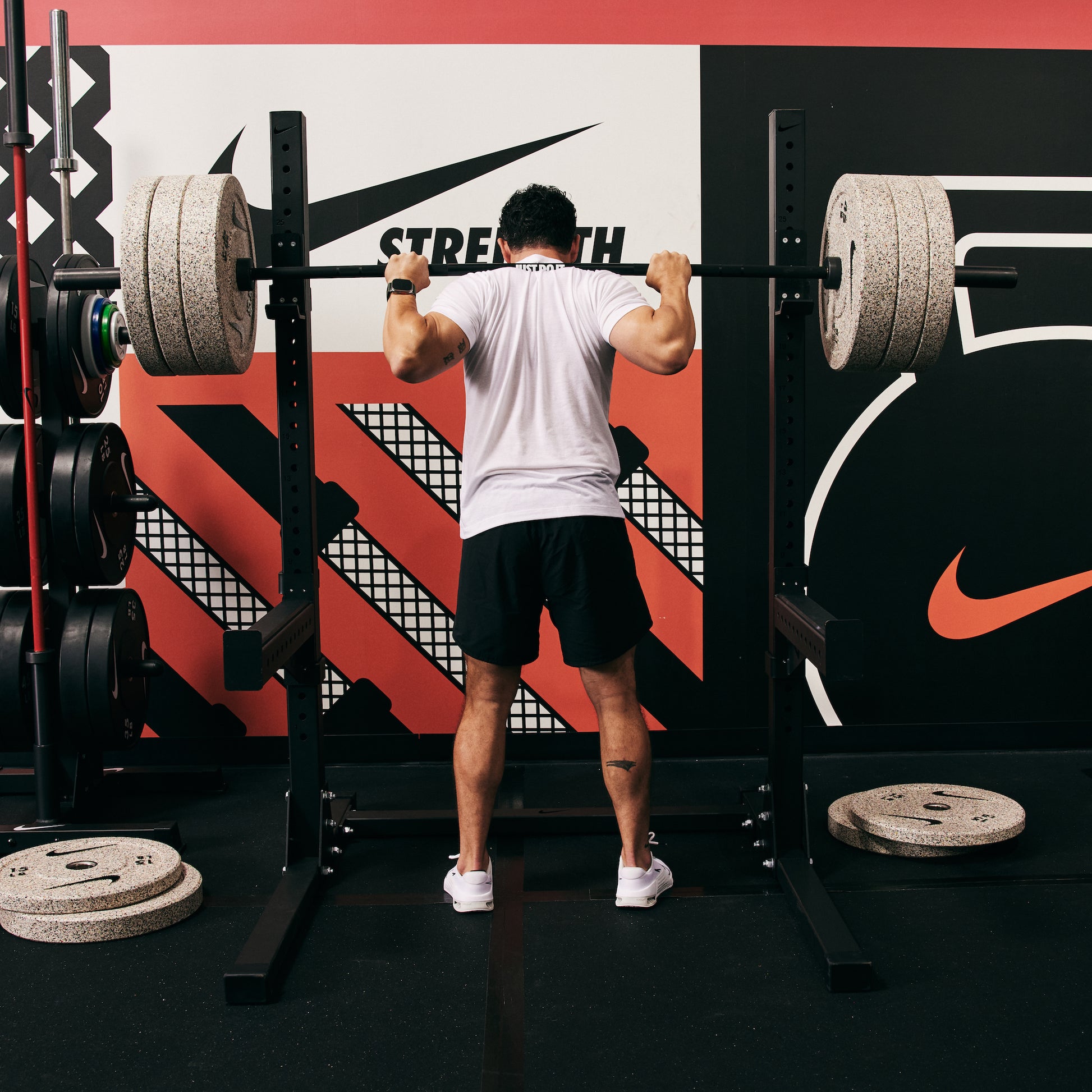 Nike Squat Stand / Black Bumper Plates / 20 kg Nike Strength Shield - Red SWOOSH