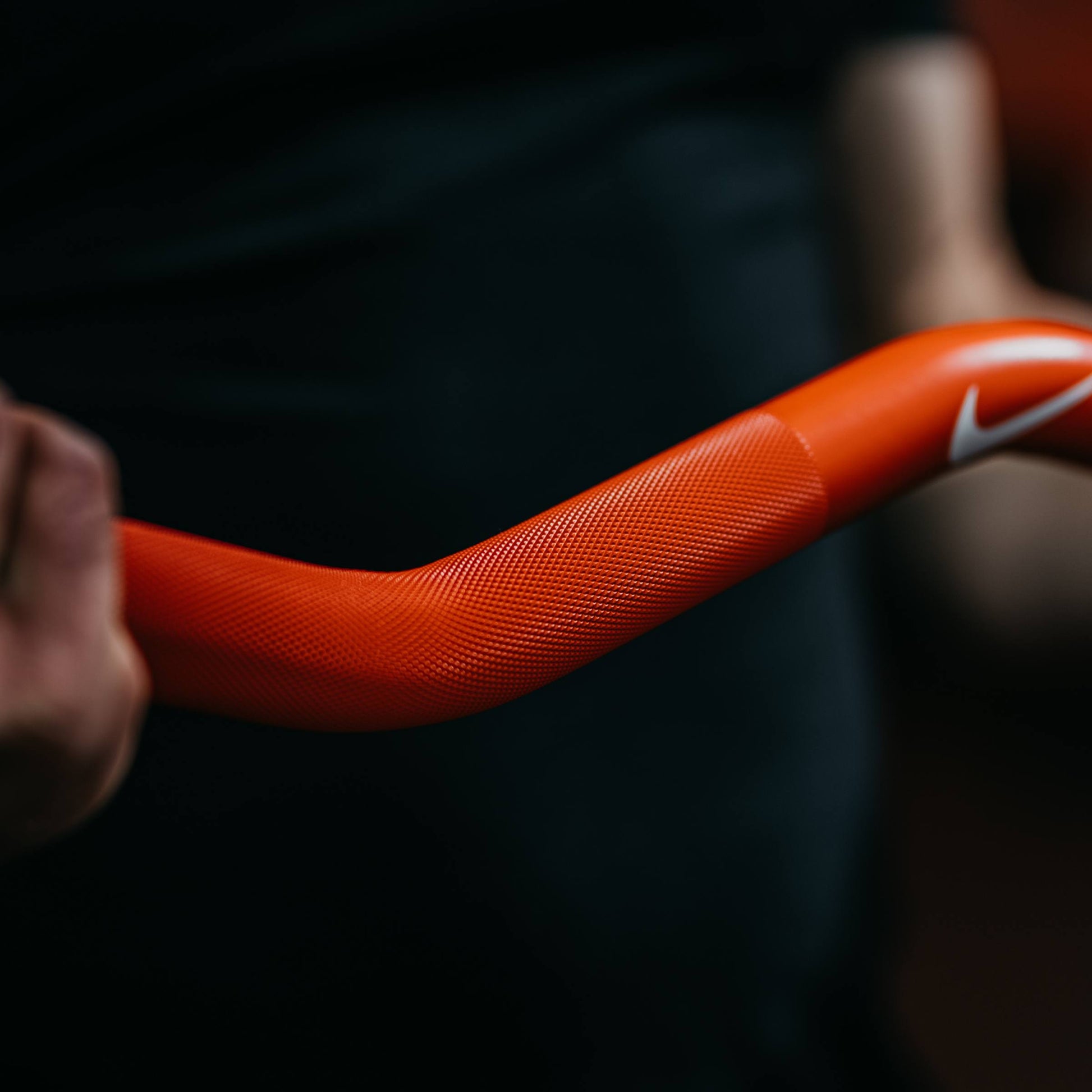 Nike Strength Shield Curl Bar - Orange SWOOSH / Black/Orange